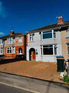 Bassett House, 5BR, 2 Free Parking - 0
