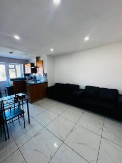 Bassett House, 5BR, 2 Free Parking - 9