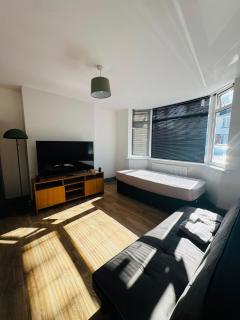 Bassett House, 5BR, 2 Free Parking - 6