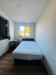 Bassett House, 5BR, 2 Free Parking - 4