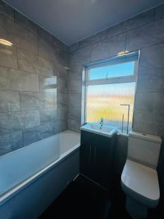 Bassett House, 5BR, 2 Free Parking - 3