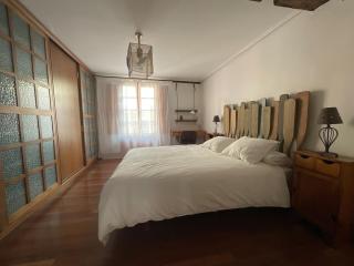 Cozy Bright Apartment - 0