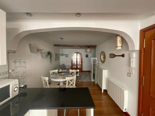 Cozy Bright Apartment - 4