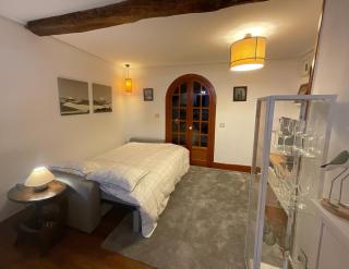 Cozy Bright Apartment - 9