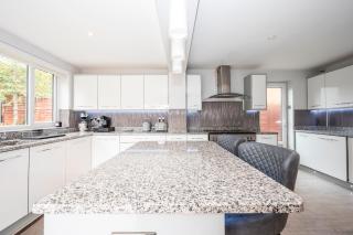 The Willow House 4BR • Garden • Parking for 2 - Pass the Keys - 3