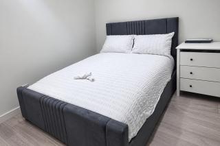 Cardiff 5-Bed House Sleeps 13 w Parking & Garden - 7