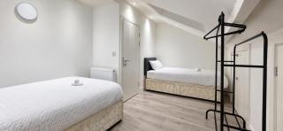 Cardiff 5-Bed House Sleeps 13 w Parking & Garden - 6