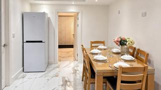 Cardiff 5-Bed House Sleeps 13 w Parking & Garden - 3