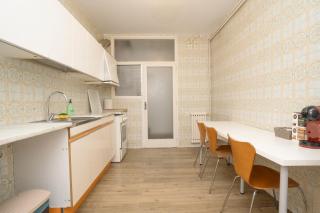 4BR Apartment & Sleeps eight & Near Park Guell - 1