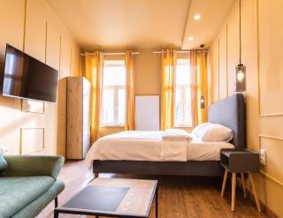 Bright 4BR Apartment Getaway Near Westbahnhof Station - 0