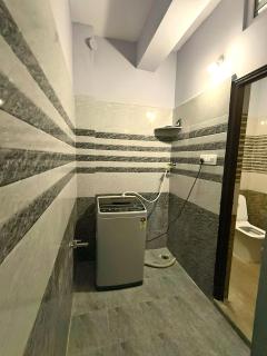Luxury Fully Furnished 2 BHK Flats Near Srinivasa Ticket Counter - 8