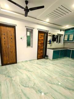 Luxury Fully Furnished 2 BHK Flats Near Srinivasa Ticket Counter - 4