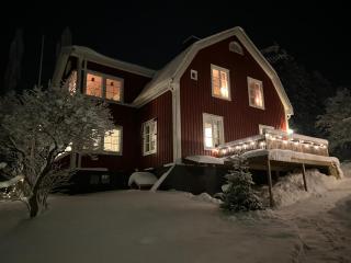 The big red house - Walk to ski, bike & adventure - 8
