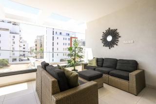 Beachcomber 2-Bedroom Apartment in Larnaca - 6