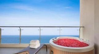 Aloha Oceanfront Suite Resort - 8