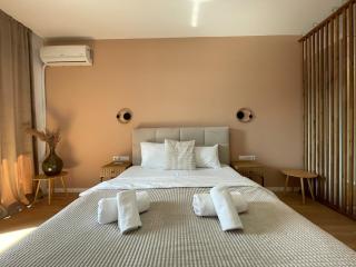 Golden Berryl w AC & Smart TV - 4