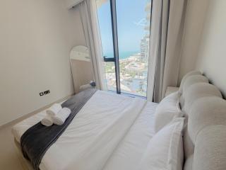 Prime Sea View 1BR on High floor - Bay Residences tower - 9