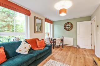 2 Bed and 2 Bath Flat with King Bed and Free Parking - 2