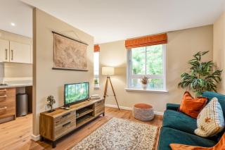 2 Bed and 2 Bath Flat with King Bed and Free Parking - 5