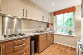 2 Bed and 2 Bath Flat with King Bed and Free Parking - 7