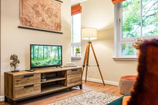 2 Bed and 2 Bath Flat with King Bed and Free Parking - 3