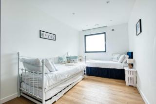 Seafront retreat - Beachfront Luxury Apartment with Panoramic Sea Views, Balcony & Parking space - 2