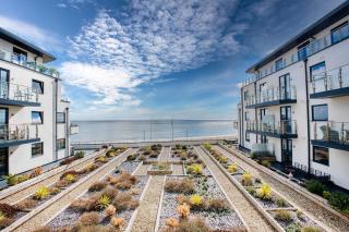 Seafront retreat - Beachfront Luxury Apartment with Panoramic Sea Views, Balcony & Parking space - 7