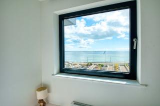 Seafront retreat - Beachfront Luxury Apartment with Panoramic Sea Views, Balcony & Parking space - 1