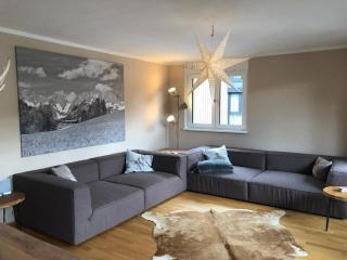 Sunny apartment with balcony and mountain views - 9