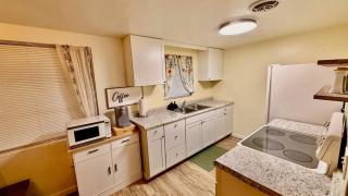 Tower View Pet-Friendly 2BR Retreat - 5