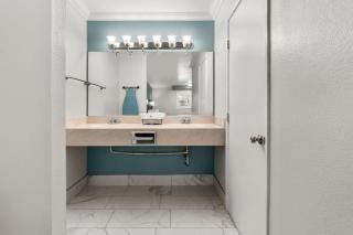 Red Lion Inn & Suites Lemoore - 1
