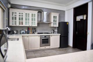 Spacious 3-Bedroom Stay Near Kotoka Airport - 5