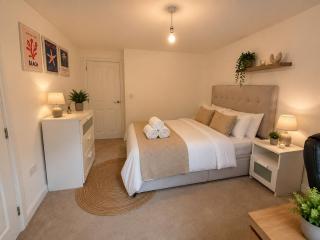 The Hill - 3-Bed Home with Garden & Parking - 1
