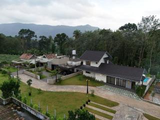 ETSA Luxury Pool Villa for 30 Guests in Thodupuzha - 8
