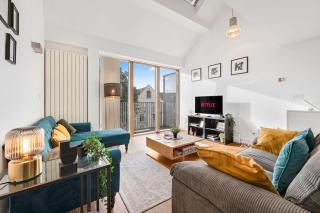 4-Bed Cannel Side Townhouse, Pool Table, Parking - 0