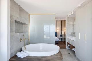 Stunning Coastal Escape with Sea Views & Private Balcony by SeaNRent - 6