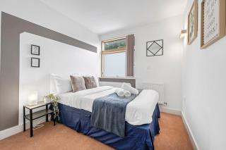 4-Bed Cannel Side Townhouse, Pool Table, Parking - 5