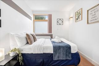 4-Bed Cannel Side Townhouse, Pool Table, Parking - 1