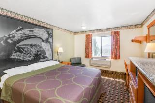 Super 8 by Wyndham Grants Pass - 1