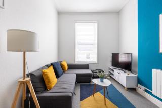 Judah Suite I Stylish 1BR Apartment I Sleeps 3 I Near Gavin and Stacey House I Barry High Street I Barry Train Station I Barry Island I WiFi I Parking and Easy Cardiff Access - 0