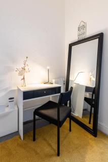 Judah Suite I Stylish 1BR Apartment I Sleeps 3 I Near Gavin and Stacey House I Barry High Street I Barry Train Station I Barry Island I WiFi I Parking and Easy Cardiff Access - 5