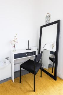 Judah Suite I Stylish 1BR Apartment I Sleeps 3 I Near Gavin and Stacey House I Barry High Street I Barry Train Station I Barry Island I WiFi I Parking and Easy Cardiff Access - 4