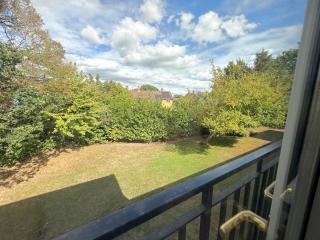 Spacious Two Bedroom Apartment in Bracknell - 2