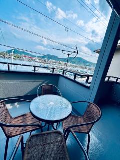 Entire house with ocean view, 2 minutes by car to Takamatsu Station and the port, 2 toilets, 2 bathrooms, 3 sinks, free parking for 2 vehicles, sea fishing allowed - 0