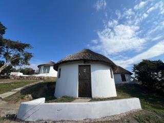 Mdumbi Rondavels entire property 3 chalets - Lutsheni - 9
