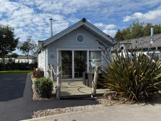 Sea Urchins, The Bay, 2 bedrooms with ensuites, parking for 2 cars, 2 dogs welcome - 0