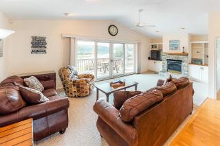 Lakefront Cabin Sleeps 6 Deck Hot Tub Pool Table - 9