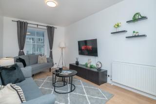 2BR Llangefni Stay and Sleeps 5 with Free Parking - 4