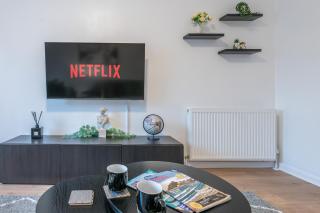 2BR Llangefni Stay and Sleeps 5 with Free Parking - 3