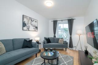 2BR Llangefni Stay and Sleeps 5 with Free Parking - 1